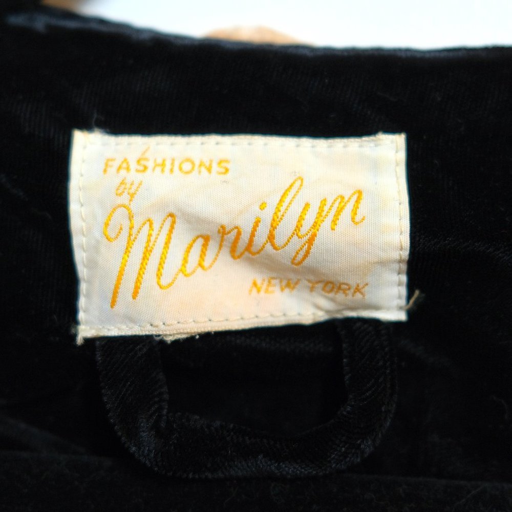 marilyn new york 1950s/60s black velvet robe w chantilly lace collar & cuffs - Picture 8 of 14